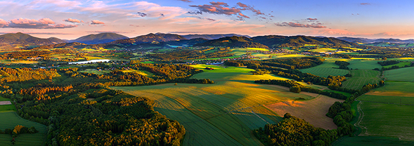 Pohoří Beskyd od Frýdku-Místku s přehradou Olešná